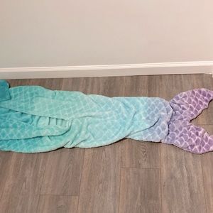 Pillow fort super cute and soft mermaid blanket! Kits an small or an adult!